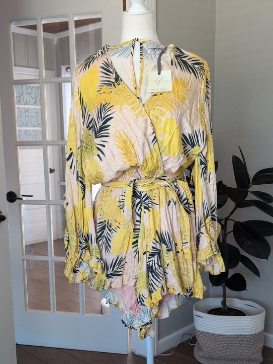 Dress Forum Pants - NWT Dress Forum Pink and Yellow Tropical Print Romper Size Medium